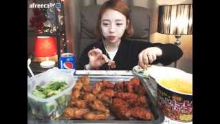 교촌치킨 반반윙불닭볶음면 슈기의먹방 Shoogis Eating Show  chicken amp ramen [upl. by Azirb]