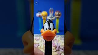 ASMR Dispenser Pez 🍬 Looney Tunes Daffy Duck 🦆asmr pez looneytunes [upl. by Mela]