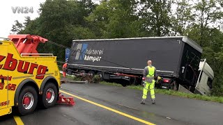 04092024  VN24  LKW rutscht in einen Wald  Neuer Abschleppwagen das erste mal in Gebrauch [upl. by Nimocks]