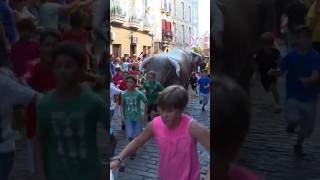 Txupinazo infantil en Hondarribia  Después tiene lugar el encierro de toros hinchables gigantes [upl. by Madella]