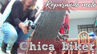 Quitar llanta de moto  Cambiar freno de moto  Chica mecanica  DianaiD Motovlogs [upl. by Dnallor497]