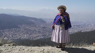 La pollera símbolo feminista indígena y discriminatorio en Bolivia  AFP [upl. by Eidob216]