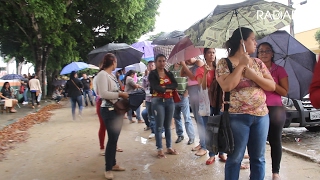 Milhares de pessoas formam fila para concorrer a vagas de emprego na prefeitura de Eunápolis [upl. by Acinoreb]