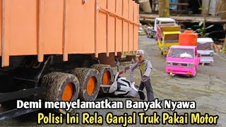 Viral Truk Gak kuat Nanjak Di Tanjakan Polisi Ganjal Truk Pakai Motor😭 [upl. by Aitnyc]