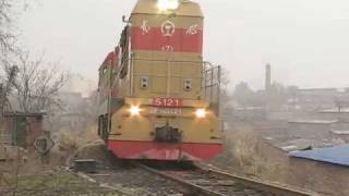 The Chinese railway shunting engine DF7G 5121 push the Freight train at PingDingShan with great horn [upl. by Nnadroj478]