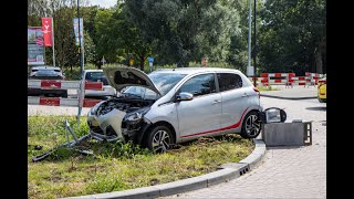 Bestuurder wordt onwel en rijdt tegen betonnen rioolput aan  Dirk de Derdelaan Vlaardingen [upl. by Graniah]