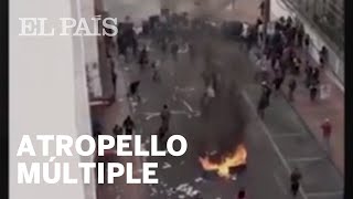 Un hombre atropella a varios manifestantes durante una protesta en Chile [upl. by Aleta229]