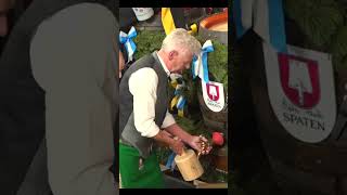 OB Dieter Reiter zapft erstes Fass an auf dem Oktoberfest wiesn ozapftis oktoberfest [upl. by Daffy]