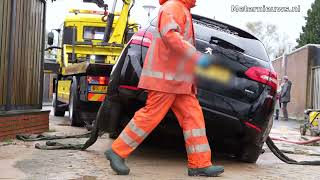 Auto rijdt in Sinkhole in Emmen [upl. by Aitenev]