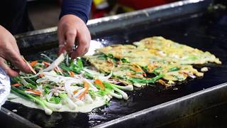 해물파전  Haemul Pajeon  Seafood and Green Onion Pancake  Korean Street Food [upl. by Aney599]