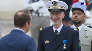 Cérémonie en l’honneur des réservistes militaires dans la Cour d’honneur des Invalides [upl. by Kylynn]