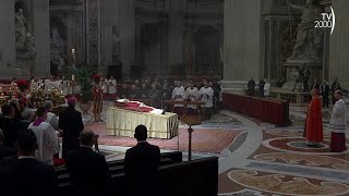 Benedetto XVI traslazione e rito arrivo salma del Papa emerito nella Basilica vaticana [upl. by Bianca745]