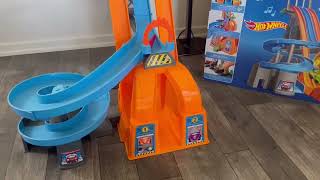 Kurzer Blick und Hands on Fisher Price Hot Wheels Rennstrecke [upl. by Asseral]