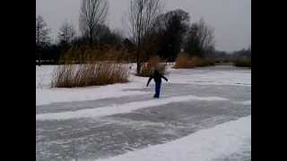 Glenn oefent overstap pootje over bij schaatsen in quot8 vormquot [upl. by Adnical]