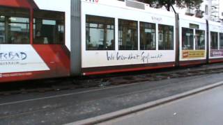 Eine RNV Straßenbahn in Mannheim beim befahren einer Baustellen Weiche [upl. by Ayouqat]