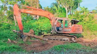 EXCAVATOR HITACHI MEMBERSIHKAN SUNGAI [upl. by Cnut621]