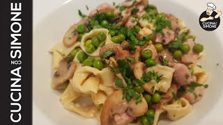 Pappardelle fatte in casa con salsiccia funghi e piselli [upl. by Bright404]