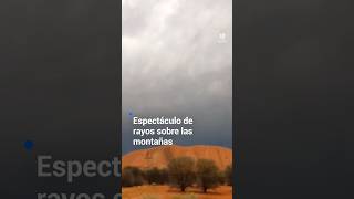 Mira este espectáculo de rayos sobre las montañas [upl. by Filmore]