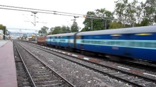 ED WAP4 TN blazes at MPS while ET WAP4 Kalinga Utkal Express gaves quotDonkeyHonkquot [upl. by Aneekahs401]