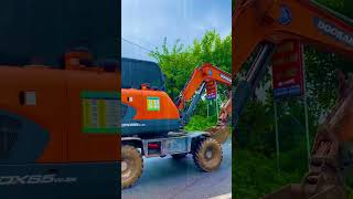 Chú thỏ con Doosan DX55 màu cam đi làm ngày mưa nhacthieunhivuinhon maymuc [upl. by Alecram862]