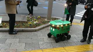 Uber Eats ロボットデリバリー 歩道走行 [upl. by Destinee]