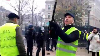 Manif Gilets Jaunes Yvan Benedetti harangue les Forces de lOrdre [upl. by Adliwa271]