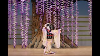 Enjoying the Masterpiece of Kabuki Dance 国立劇場令和4年7月舞踊公演「花形・名作舞踊鑑賞会」より『藤娘』 [upl. by Luapnaes]