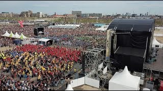 2000 DRUMMERS ON THE BEACH  FOUR HORIZONS CONCERT VIDEO [upl. by Nnaecarg]