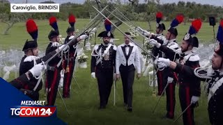 Carabiniere sposa il compagno in alta uniforme picchetto donore per la coppia [upl. by Gschu215]