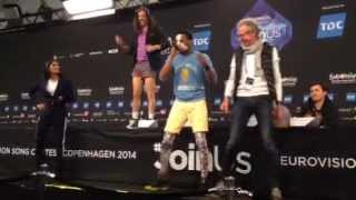 Eurovision 2014  Les Twin Twin donnent un cours de danse aux journalistes [upl. by Pippy]