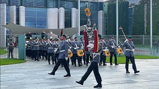 Regimentsgruß Marsch Ausmarsch Stabsmusikkorps der BundeswehrWachbataillon BMVg Bundeskanzleramt [upl. by Dalt]