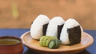 Easy steps to shape Onigiri into triangle 海外向けのおにぎり動画 [upl. by Velda]