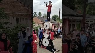 Menegangkan  Detikdetik Pemain Drumband Ditindih Bass amp Orang Di atasnya 😯 drumband atraksi [upl. by Lamoureux703]