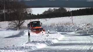 Unimog U 400 mit Winterdienstgeräten [upl. by Eillen]