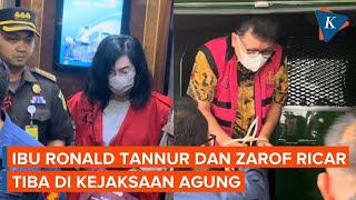 Momen Ibu Ronald Tannur dan Zarof Ricar Diborgol Saat Tiba di Kejaksaan Agung [upl. by Keeler]