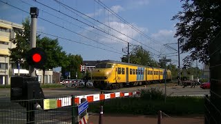 Spoorwegovergang Veenendaal Centrum  Dutch railroad crossing [upl. by Haimarej]