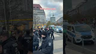 Berliner Polizei verhaftet deutsche Demonstrantin 🚨👮🏻‍♂️🇩🇪 berlin deutschland polizei [upl. by Weiss]