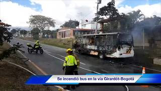 SE INCENDIÓ BUS EN LA VÍA GIRARDOTBOGOTÁ [upl. by Sonni]