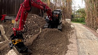 Feinen Schotter verladen und planieren Hitachi Zaxis 135 US LKW 285 [upl. by Ibbie]