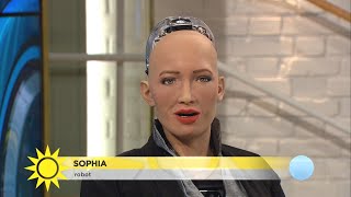 Träffa roboten Sophia ”Jag tror hon sa Jag älskar Sverige”  Nyhetsmorgon TV4 [upl. by Netta]