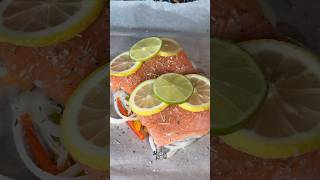 Salmon al papillote 🐟 🧅 🧄 🫑 [upl. by Suirtemid]