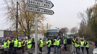 Gironde  les gilets jaunes poursuivent la mobilisation à Lesparre [upl. by Kroo281]