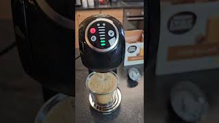 NESCAFÉ Dolce Gusto DeLonghi Genio S Plus EDG315B Kapselmaschine mit Espresso Boost [upl. by Aenad185]