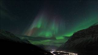 Aurores boréales multicolores dans le ciel norvégien [upl. by Yrellih]