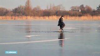 Schaatskoorts slaat onverbiddelijk toe Een paar natte voeten hoort erbij  RTL NIEUWS [upl. by Jephthah]