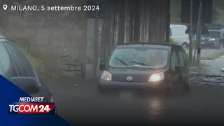 Maltempo auto bloccate nei sottopassi allagati a Milano [upl. by Natrav734]