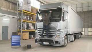 Der neue MB Actros MP4 1523  Reinigung Windschutzscheibe  Video Oeni [upl. by Rolando803]