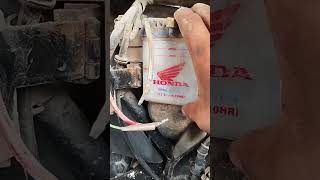 motorcycle se battery kaise nikale sadi hui [upl. by Mrots705]