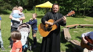 Abp Grzegorz Ryś gra i śpiewa dla dzieci z zespołem Downa [upl. by Jaenicke884]