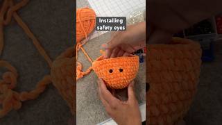 Quick tutorial on how to install safety eyes in crochet stuffies amigurumi Easy peasy amigurumi [upl. by Kristofer]